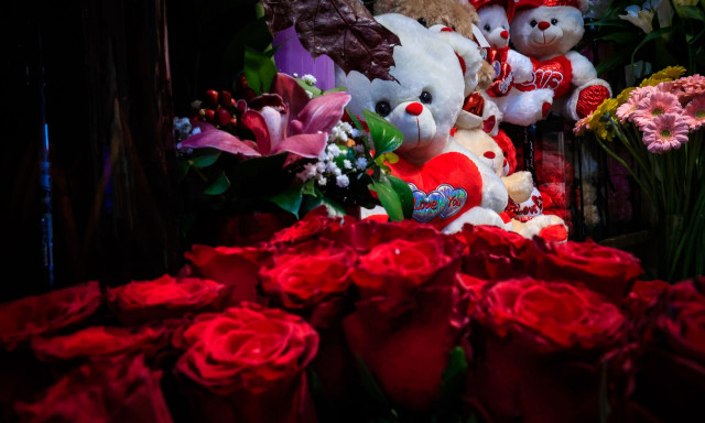 Άγιος Βαλεντίνος: Χαμός στα ανθοπωλεία παρά τις «τσουχτερές» τιμές – «Ο έρωτας κοστίζει»