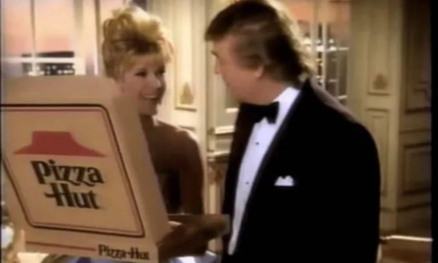 Η ερωτική διαφήμιση του Ντόναλντ Τραμπ με την πρώην σύζυγό του Ιβάνα για την Pizza Hut