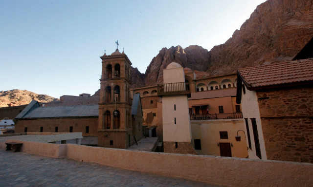 Οργή και προβληματισμός στην αντιπολίτευση για τη Μονή Σινά - Ευθείες κατηγορίες κατά Μητσοτάκη