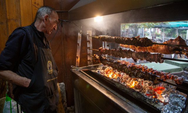 Τσικνοπέμπτη: Παίρνουν «φωτιά» παραγγελίες και οι κρατήσεις – Οι τιμές σε αρνί, χοιρινό, κοκορέτσι