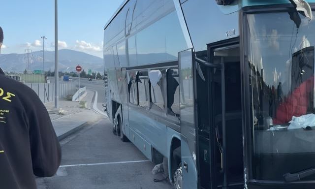 ΚΤΕΛ Λάρισας: Ταλαιπωρία για επιβάτες λεωφορείου – Έσκασε το λάστιχο και προσέκρουσε στις μπάρες