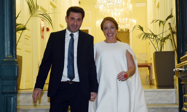 Δόμνα Μιχαηλίδου: Φωτογραφίες από τον πολιτικό γάμο με τον Λεώνη Μαντωνάκη
