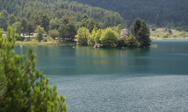 Λίμνη Δόξα: Η Ελβετία «συνάντησε» την Κορινθία σε ένα από τα πιο μαγευτικά τοπία της Ελλάδας