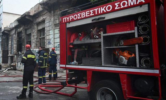 Φωτιά σε ταβέρνα στη Λάρισα - Επί τόπου η Πυροσβεστική