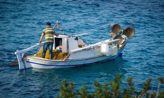 Η δυστυχία του... ψαρά στη Σαντορίνη - Πώς επηρεάζουν οι σεισμοί και η βαριά φορολογία