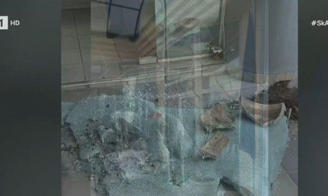 Με πεζή καταδίωξη στους δρόμους της Ελευσίνας έπιασαν νεαρό για τα σπασίματα στην Περιφέρεια