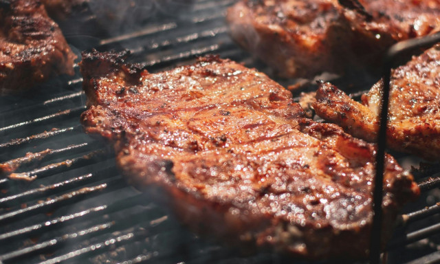 Τσικνοπέμπτη 2025: Τι γιορτάζουμε εκείνη τη μέρα - Πώς πήρε το όνομά της