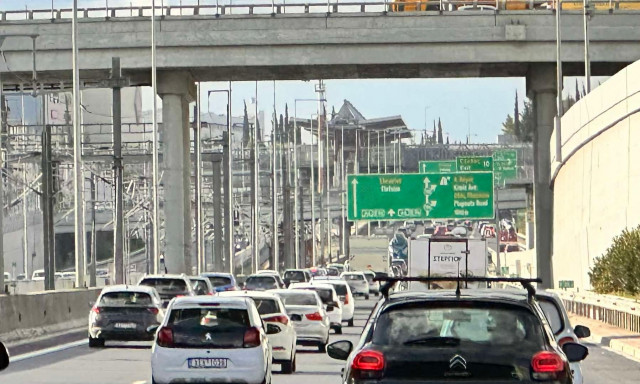 Κίνηση: Αυτοκίνητο ανετράπη στην Αττική Οδό - Αυξημένη η κίνηση σε αρκετές εξόδους