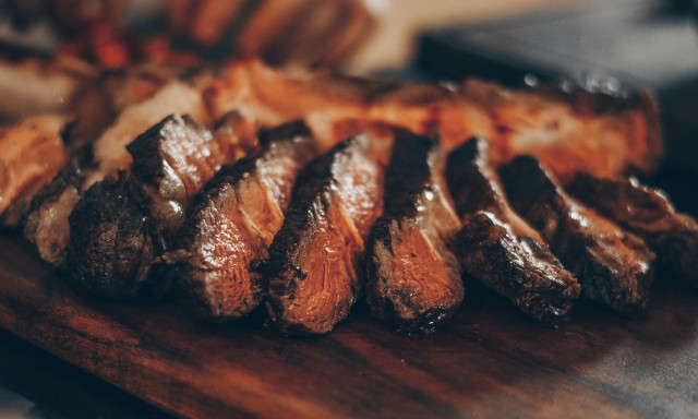 Τσικνοπέμπτη: Πώς θα πετύχετε το τέλειο ψήσιμο της μπριζόλας