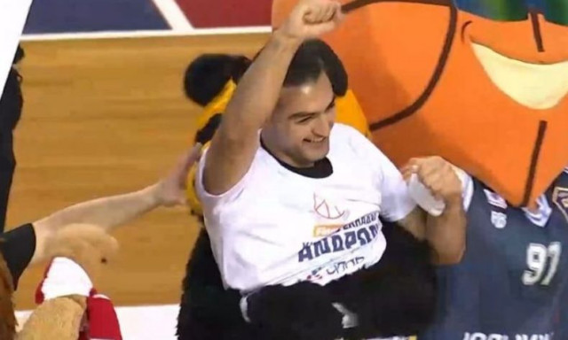 Ηρακλειώτης σκόραρε από το κέντρο του γηπέδου στον τελικό του Κυπέλλου - Κέρδισε 3.000 ευρώ!