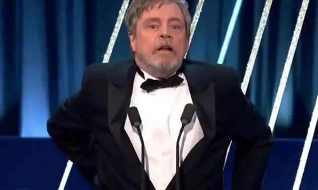 BAFTAs: Η αμήχανη στιγμή που έπεσε το παντελόνι του Mark Hamill ενώ παρουσίαζε βραβείο