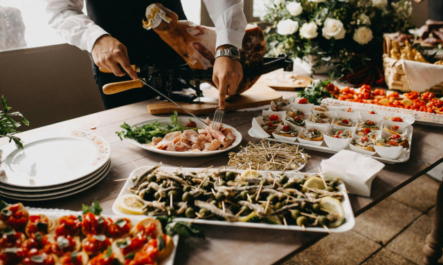 Πρόεδρος εστιατορίων στο Newsbomb.gr: «Δεν έχουμε κρατήσεις για την Τσικνοπέμπτη»