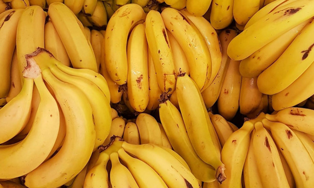 Τρία έξυπνα tips για να αποθηκεύετε τις μπανάνες χωρίς να μαυρίζουν