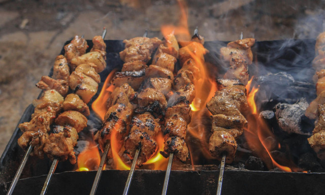 Πόσο θα κοστίσει η Τσικνοπέμπτη στην ταβέρνα - Οι τιμές των πιάτων αναλυτικά