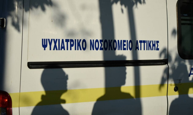 «Απαγορεύεται ρητά να υπάρχουν καθρέφτες στα ψυχιατρεία» - Τι λέει εργαζόμενη σε ψυχιατρική κλινική