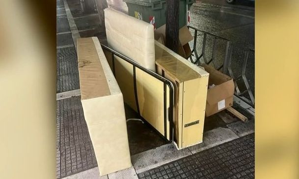 Θεσσαλονίκη: «Τσουχτερό» πρόστιμο σε πολίτη που πέταξε καναπέ στην Τσιμισκή