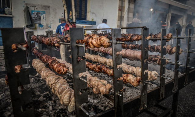 Τσικνοπέμπτη: Τι γιορτάζουμε σήμερα – Γιατί ψήνουμε κρέας – Τα έθιμα σε όλη τη χώρα