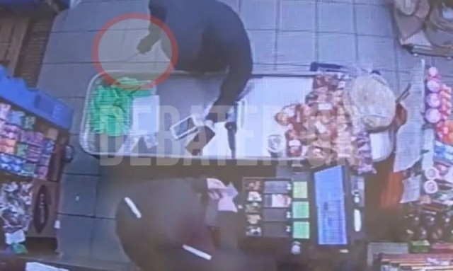 Νέα Σμύρνη: Η στιγμή που ο ληστής με μαχαίρι μπαίνει σε παντοπωλείο