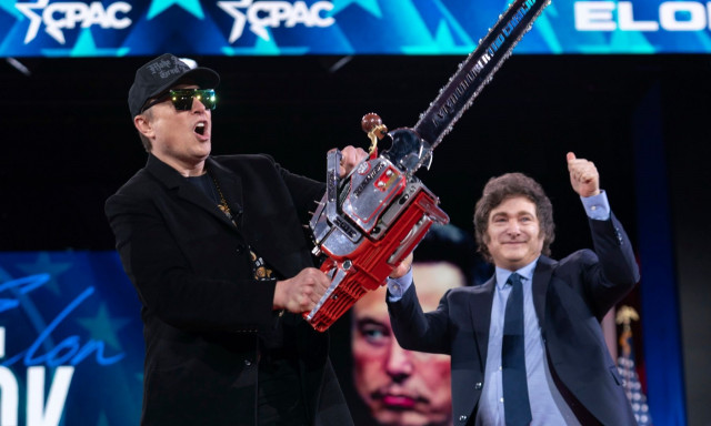 Ο Έλον Μασκ σήκωσε ψηλά το «αλυσοπρίονο της γραφειοκρατίας» που του χάρισε ο πρόεδρος της Αργεντινής