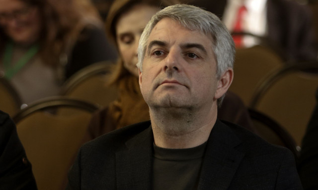 Τη γλύτωσε «με αναστολή» ο Κωνσταντινόπουλος και παραμένει μέχρι νεωτέρας στο ΠΑΣΟΚ