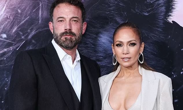 Βάιολετ Άφλεκ: Απομακρύνθηκε από την Τζένιφερ Λόπεζ λόγω του διαζυγίου με τον πατέρα της