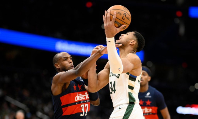 Γιάννης Αντετοκούνμπο: Νίκη με άγχος και «σβηστό» «Greek Freak» οι Μπακς – Αποβλήθηκε με έξι φάουλ