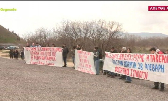 Τέμπη: Φοιτητές τιμούν τη μνήμη των θυμάτων στον τόπο της τραγωδίας