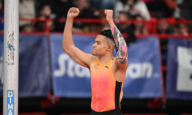 Ασταμάτητος Καραλής: Νέο πανελλήνιο ρεκόρ στο επί κοντώ ξεπέρασε τα 6 μέτρα!