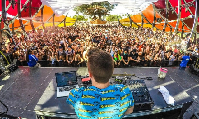 Τύπος πήρε πολύ «βαριά» τον χωρισμό: Νοίκιασε νυχτερινό κέντρο της Ασίας για να... θρηνήσει (vid)