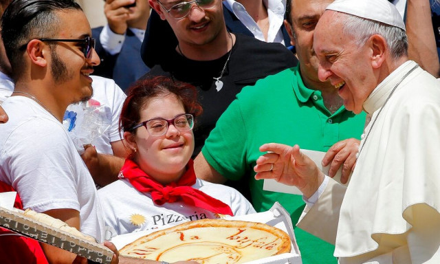 Όταν ο Πάπας Φράγκισκος ήταν... πορτιέρης: Έξι πράγματα που δεν ξέραμε για τη ζωή του