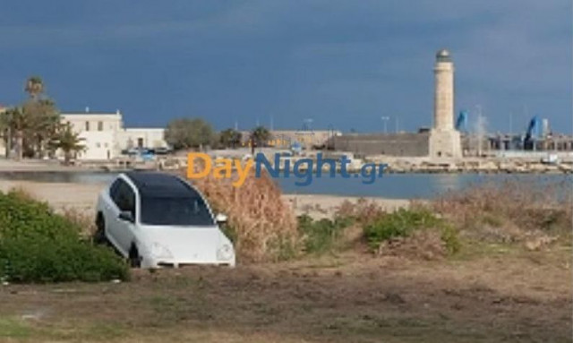 Ρέθυμνο: Αυτοκίνητο έπεσε μέσα σε… γούβα της παραλίας