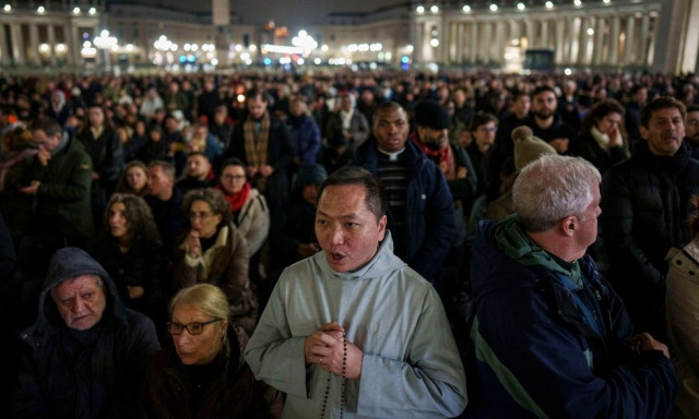 Πάπας Φραγκίσκος: Χιλιάδες πιστοί έξω από το Βατικανό προσεύχονται για την υγεία του