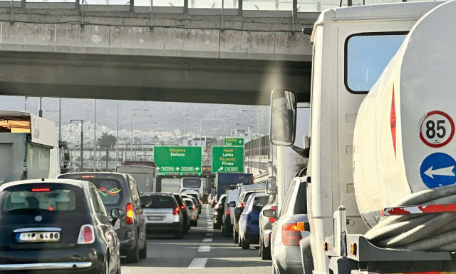 Κίνηση στους δρόμους: Τροχαίο ατύχημα στην Αττική οδό - Πού παρατηρούνται καθυστερήσεις