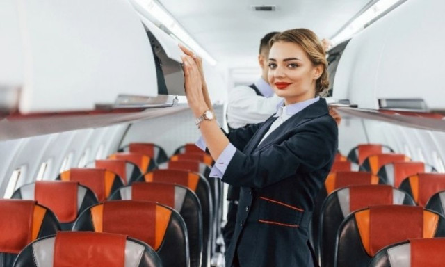 Πέντε πράγματα που κάνεις μέσα στο αεροπλάνο και εκνευρίζουν τις αεροσυνοδούς