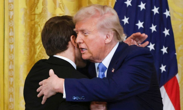 «Μαχαιρώματα» πίσω από τις αγκαλιές Τραμπ- Μακρόν: Βαθαίνει το διατλαντικό ρήγμα για την Ουκρανία