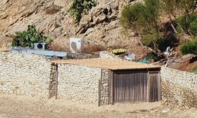 Μύκονος: «Σήκωσαν» πέτρινο κτίσμα πάνω στην άμμο στην παραλία της Ελιάς - Δείτε φωτογραφίες