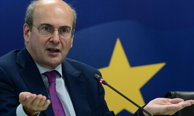 Χατζηδάκης για Τέμπη: «Έχουμε κάνει 43 διώξεις θα κολλήσουμε στο λαθρέμπορο του ξυλολίου;»