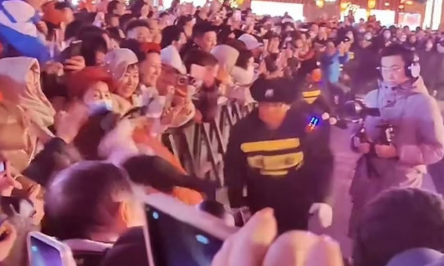 Κίνα: Η ανατριχιαστική στιγμή που ένα ρομπότ «επιτίθεται» στο πλήθος - Το viral βίντεο