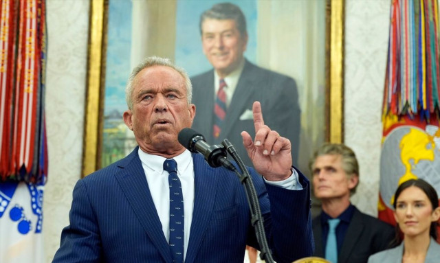 Financial Times: Ο Κένεντι, το AfD και η παγκόσμια άνοδος των σκεπτικιστών κατά των εμβολίων