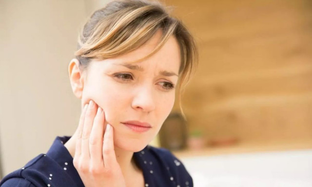 Νέα έρευνα δείχνει ότι η αιτία της νόσου Αλτσχάιμερ μπορεί να βρίσκεται μέσα στο στόμα σας