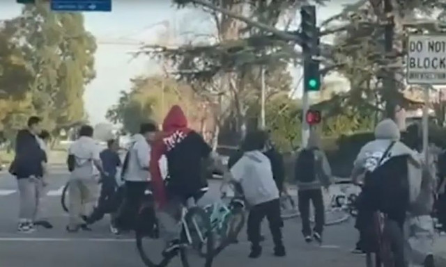 ΗΠΑ: Άγριος ξυλοδαρμός άνδρα από συμμορία 20-30 εφήβων ποδηλατών - Βίντεο