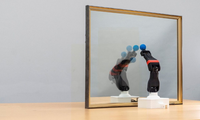 Ρομπότ μαθαίνουν πώς να κινούνται παρακολουθώντας τον εαυτό τους - Δείτε βίντεο