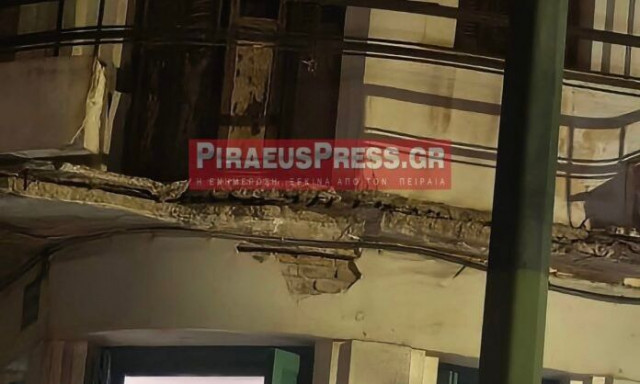 Κατέρρευσε μπαλκόνι στον Πειραιά - Από θαύμα δεν υπήρξε τραυματισμός