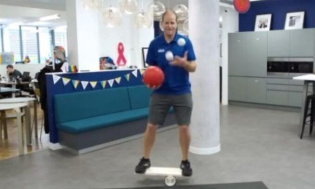 Άνδρας σπάει παγκόσμιο ρεκόρ κάνοντας ταχυδακτυλουργικά με μπάλα μπόουλινγκ