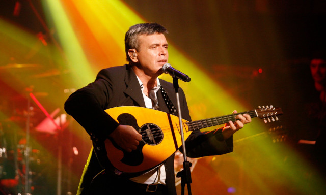 Μανώλης Λιδάκης: Σύσσωμος ο καλλιτεχνικός κόσμος αποχαιρετά τον σπουδαίο τραγουδιστή