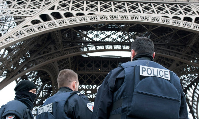 Γαλλία: Άνδρας που κρατούσε μαχαίρια σκοτώθηκε από την αστυνομία στο Παρίσι