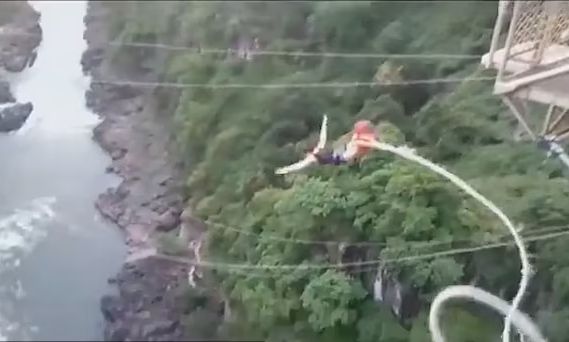 Βungee jumping: Η στιγμή που σπάει το σχοινί και πέφτει σε νερό γεμάτο κροκόδειλους