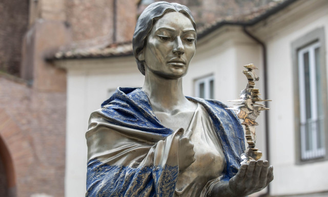 Η ατσάλινη μορφή της Μαρίας Κάλλας στέκει πλέον στη Ρώμη