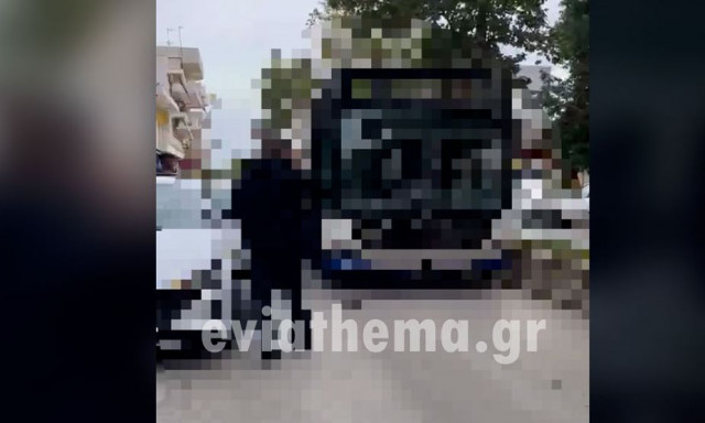 Τροχαίο στη Χαλκίδα: Αστικό λεωφορείο συγκρούστηκε με διπλοπαρκαρισμένο ΙΧ