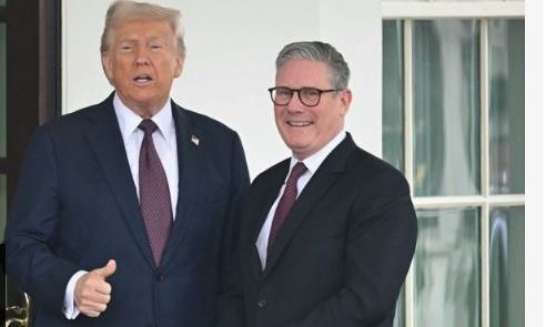 ΗΠΑ: Ο Τραμπ βγήκε έξω από τον Λευκό Οίκο και υποδέχθηκε τον Στάρμερ στο κατώφλι (Βίντεο)